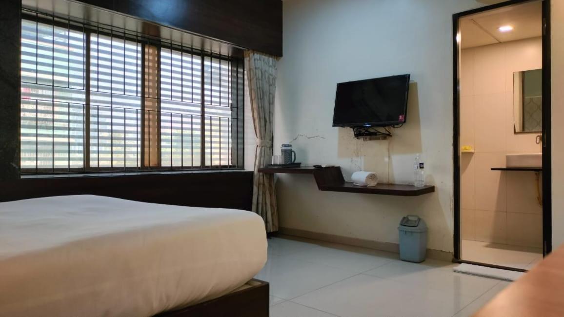 Hotel Sai Nidhi Executive-Mindspace Airoli Наві-Мумбаї Екстер'єр фото